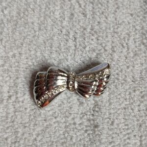 Silvertone bow slide pendant approx 1.5 long